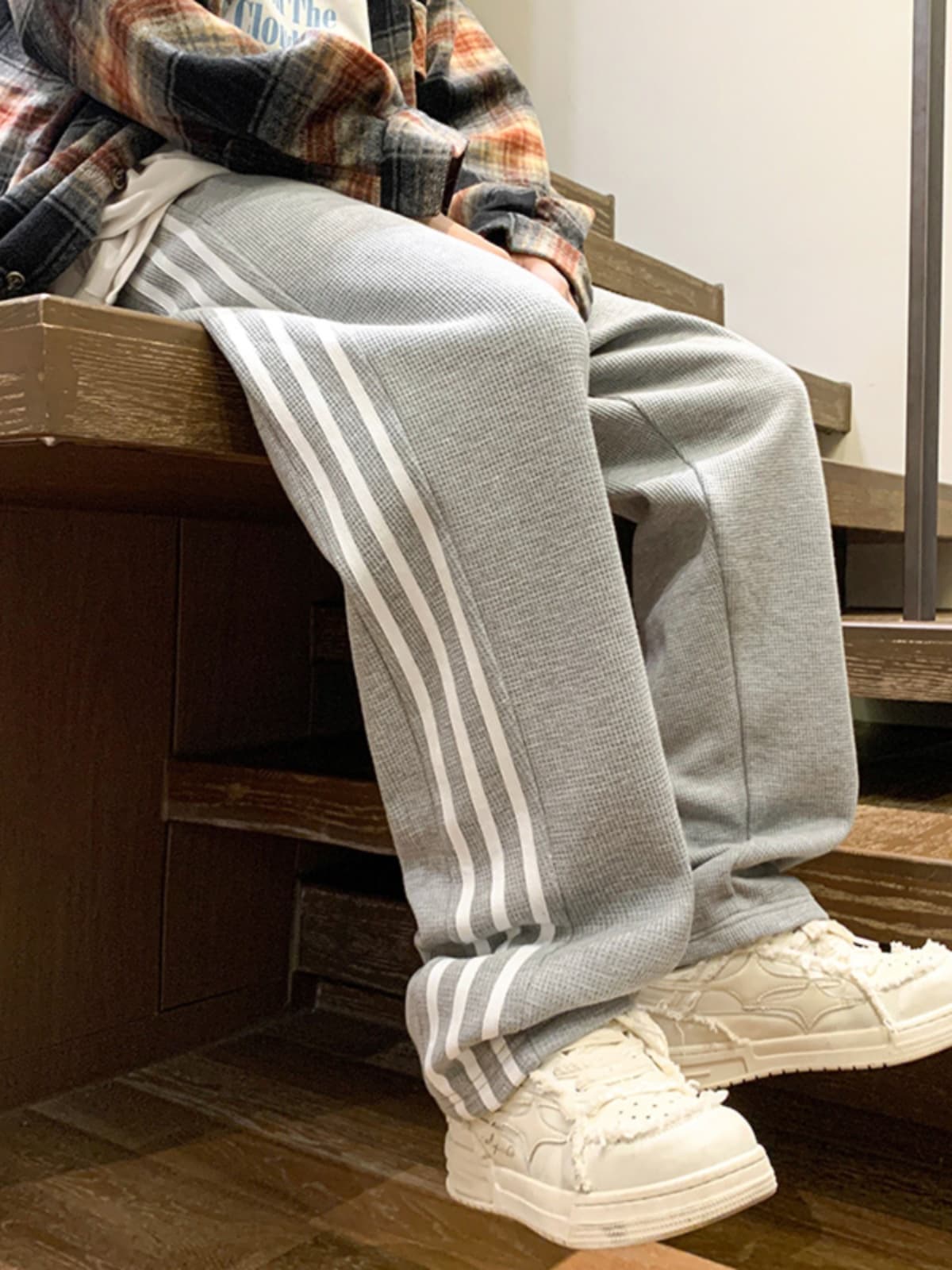 【メンズ】スウェットパンツ 三本ライン入りゆったりスウェットパンツ