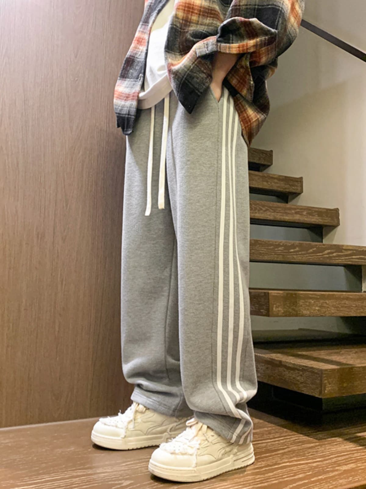【メンズ】スウェットパンツ 三本ライン入りゆったりスウェットパンツ