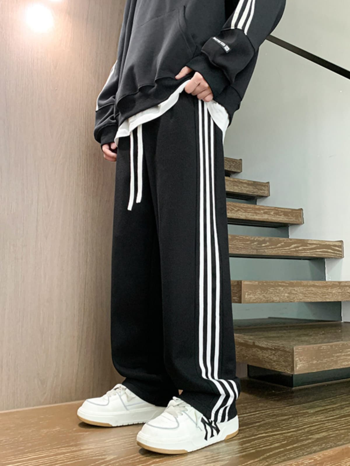 【メンズ】スウェットパンツ 三本ライン入りゆったりスウェットパンツ