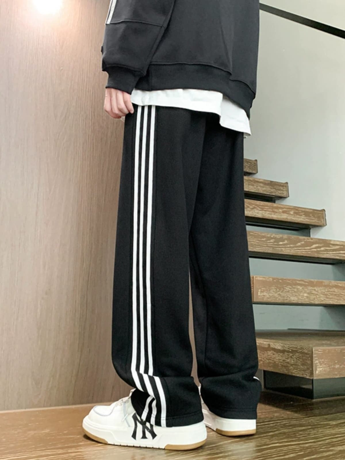 【メンズ】スウェットパンツ 三本ライン入りゆったりスウェットパンツ